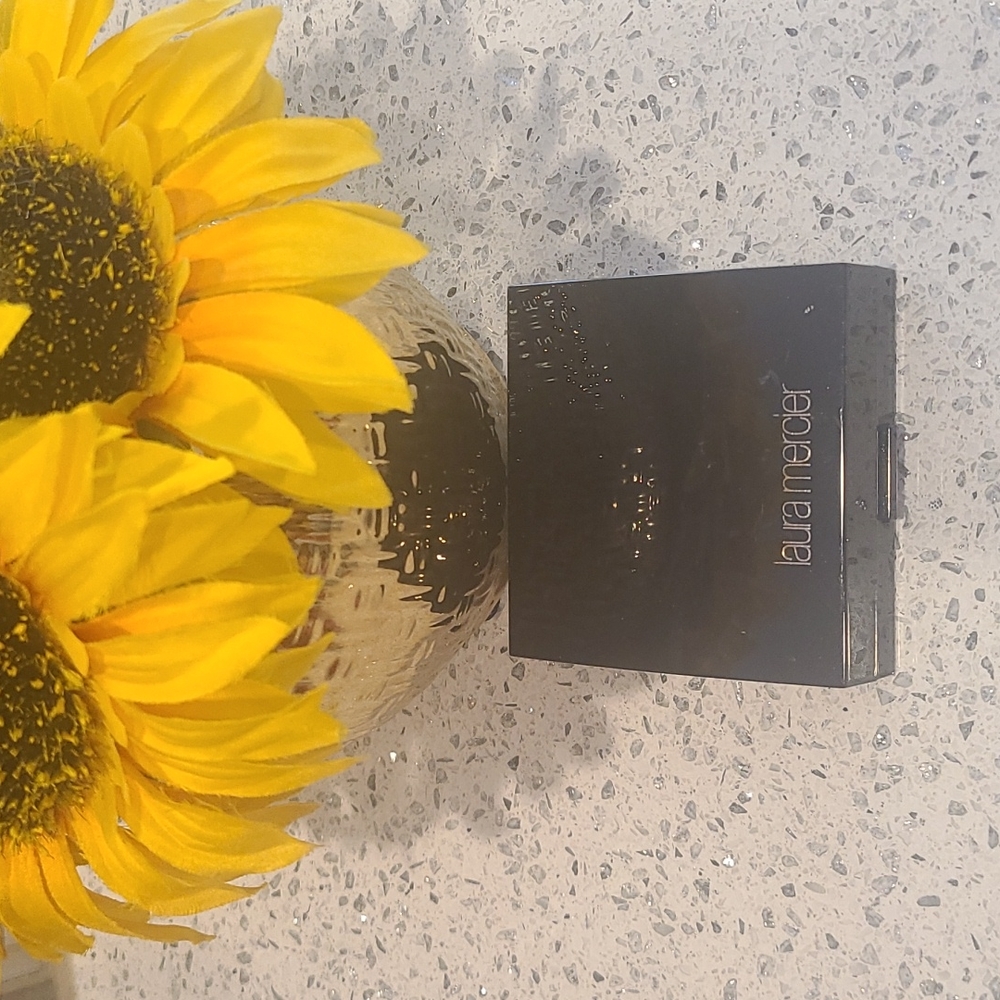 LAURA MERCIER ILLUMINATOR